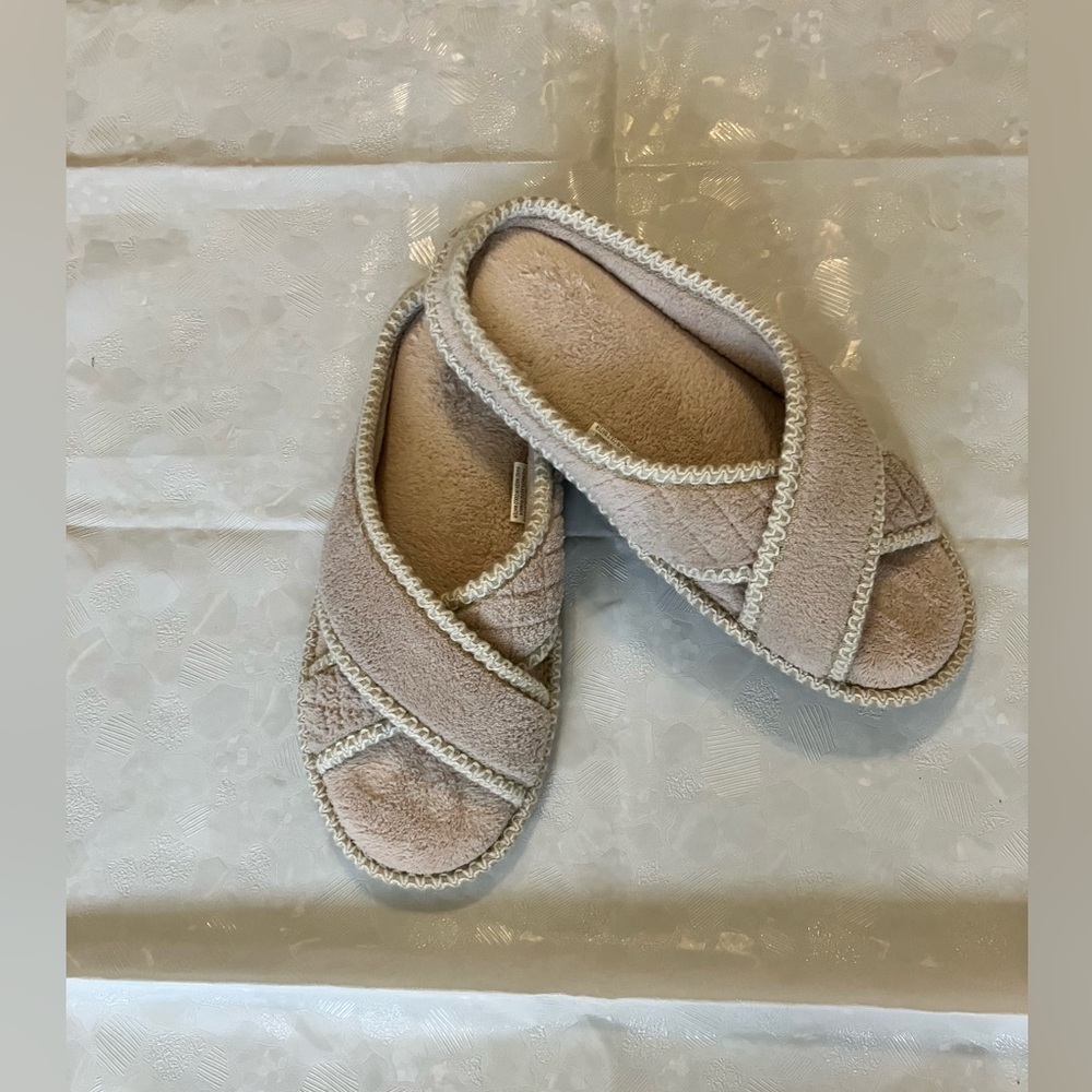 Muk Luks Ada Crossband Memory Foam Tan/White Woman’s Sz 7/8 SlipOn Slippers